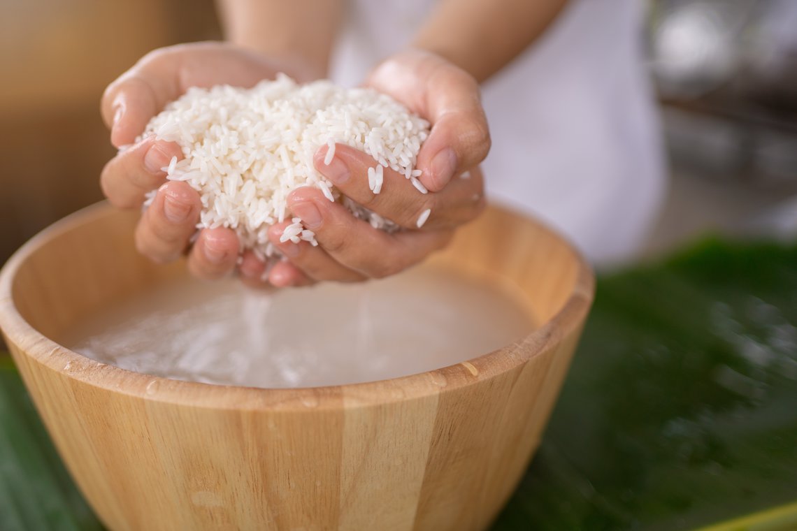 Preparing the rice for mango with sticky rice